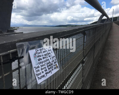 Inverness, Regno Unito, 20 giugno 2019. Una nota di incoraggiamento e la positività è stata attaccata al Kessock Bridge in Inverness, dove molte persone hanno commesso suicidio. Credito: Andrew Smith Foto Stock