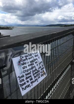 Inverness, Regno Unito, 20 giugno 2019. Una nota di incoraggiamento e la positività è stata attaccata al Kessock Bridge in Inverness, dove molte persone hanno commesso suicidio. Credito: Andrew Smith Foto Stock