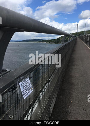 Inverness, Regno Unito, 20 giugno 2019. Una nota di incoraggiamento e la positività è stata attaccata al Kessock Bridge in Inverness, dove molte persone hanno commesso suicidio. Credito: Andrew Smith Foto Stock