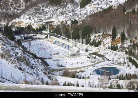 Pista di pattinaggio Medeo - la più alta montagna del mondo. Punto di riferimento di Almaty, Kazakhstan. Foto Stock