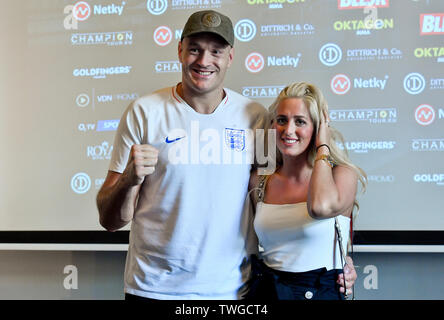 British boxer professionale Tyson Fury, a sinistra e a sua moglie Paris Fury partecipare ad una conferenza stampa a Praga, nella Repubblica ceca il 20 giugno 2019. (CTK foto/Vit Simanek) Foto Stock