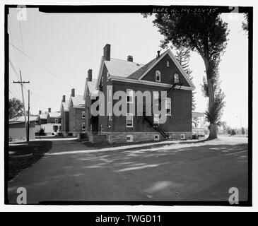 Parte posteriore di ufficiali' QUARTI (Edificio n. 164 in primo piano). Vista nord - Plattsburgh Air Force Base, U.S. Route 9, Plattsburgh, Clinton County, NY Foto Stock