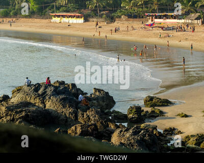 OM BEACH,GOKARNA,KARNATAKA/India-febbraio 2nd, 2018:i turisti e viaggiatori per godersi il sole, il mare e le attività per il tempo libero a questo sempre più popolare in essere Foto Stock