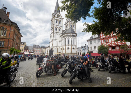 20 giugno 2019, Renania-Palatinato, Boppard: diverse centinaia di motociclisti prendere parte nel XII World Heritage Tour attraverso la Valle del Reno superiore e centrale e rotolare sulla piazza del mercato di Boppard. Fino a Domenica molte migliaia di Harley piloti si incontrano a Rüdesheim per la Magic-Bike. Foto: Thomas Frey/dpa Foto Stock