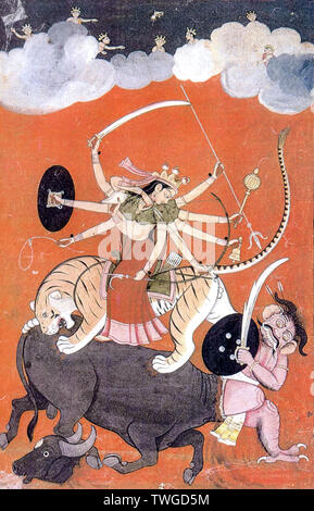 Durga, guerriero indù dea cavalcare la tigre che attacca la buffalo demon Mahishasura. Essa detiene armi di varie divinità maschili della mitologia indù e vari esseri celesti guarda su dalle nuvole. Inizio del XIX secolo Guler indiano dipinto Foto Stock