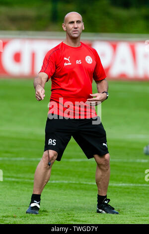 Kiel, Germania. Xx Giugno, 2019. Andre Schubert, nuovo allenatore del tedesco di seconda divisione team Holstein Kiel, partecipa alla prima sessione di training per preparare per il prossima nuova stagione in Zweite Bundesliga. Frank Molter/Alamy Live news Foto Stock