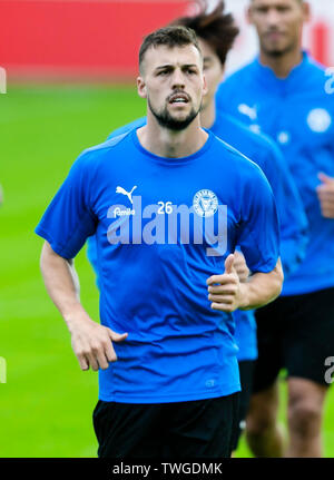 Kiel, Germania. Xx Giugno, 2019. Player Jonas Meffert di tedesco di seconda divisione team Holstein Kiel partecipa alla prima sessione di training per preparare per il prossima nuova stagione in Zweite Bundesliga. Frank Molter/Alamy Live news Foto Stock