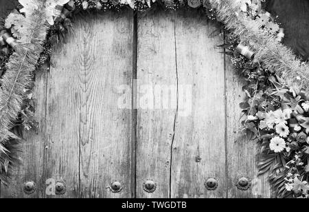 Arco floreali su una vecchia porta di legno con copia spazio in splendide in bianco e nero Foto Stock