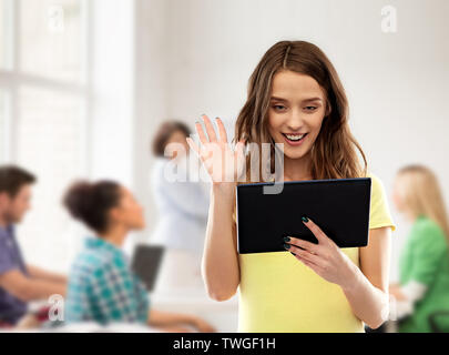 Studente ragazza di chiamata video su tablet a scuola Foto Stock