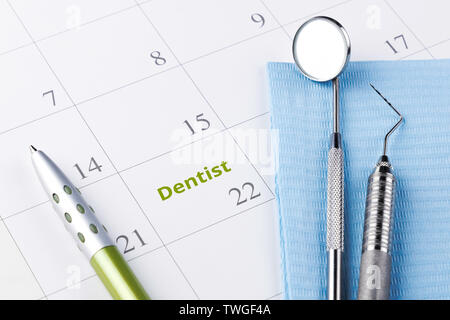 Appuntamento dal dentista in calendario e odontoiatria professionale strumenti e igienista dentale immagine concettuale. Foto Stock