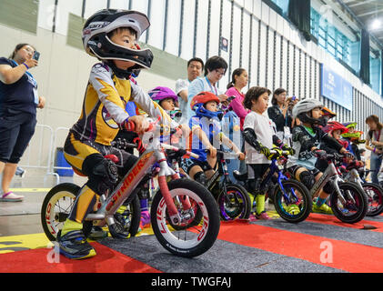 (190620) -- NANJING, 20 giugno 2019 (Xinhua) -- i bambini frequentano una concorrenza durante l'Asia-Pacifico spettacolo all'aperto 2019 in Nanjing East cinese della provincia di Jiangsu, 20 giugno 2019. (Xinhua/Li Bo) Foto Stock