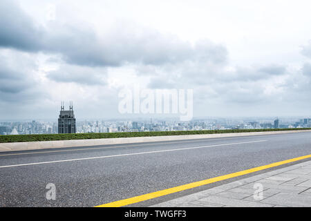 Paesaggio urbano e sullo skyline di Shanghai dal vuoto strada asfaltata Foto Stock