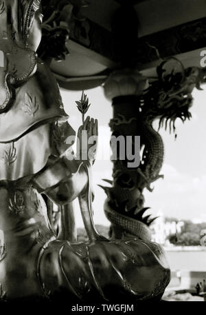 Il Gong Wu statua presso il Gong cinese Wu Santuario a Bangkok in Tailandia in Asia del sud-est in Estremo Oriente. Tempio Wanderlust evasione Foto Stock