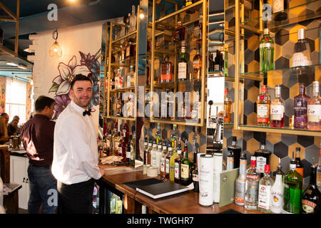 Doncaster, Regno Unito - 11 Maggio 2019: il barman era orgogliosamente dal file di bottiglie in esposizione presso il suo bar il sabato 11 maggio a La Boca ristorante, 1 Netherhall Foto Stock