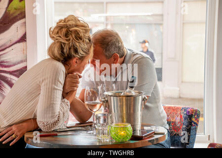 Doncaster, Regno Unito - 11 Maggio 2019: una coppia matura ravvivare l amore in una romantica cena per due in elegante La Boca ristorante & steakhouse di sabato Foto Stock