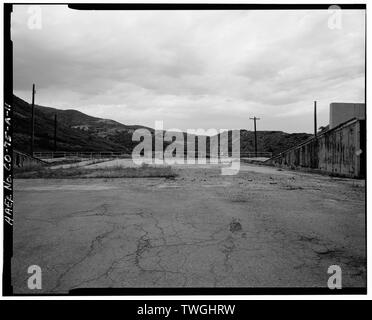 Soletta di cemento armato tetto, GUARD RAIL AL CENTRO, vista verso nord-ovest. - Glenn L. Martin Company, Titan Missile Strutture di prova, prova Captive Stand D-1, Waterton Canyon Road e Colorado Highway 121, Lakewood, Jefferson county, CO Foto Stock