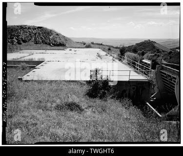 Soletta di cemento armato tetto dal bordo di nord-ovest, deflettore fiamma a destra, vista verso sud-est. - Glenn L. Martin Company, Titan Missile Strutture di prova, CaptiveTest Stand D-3, Waterton Canyon Road e Colorado Highway 121, Lakewood, Jefferson county, CO Foto Stock