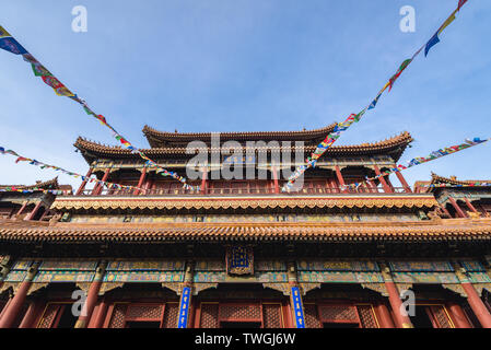 Vista anteriore del padiglione di diecimila felicità nel Palazzo della pace e armonia chiamato semplicemente il Tempio dei Lama a Pechino, città capitale della Cina Foto Stock