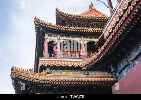 Uno degli edifici del Palazzo della pace e armonia chiamato semplicemente il Tempio dei Lama a Pechino, città capitale della Cina Foto Stock