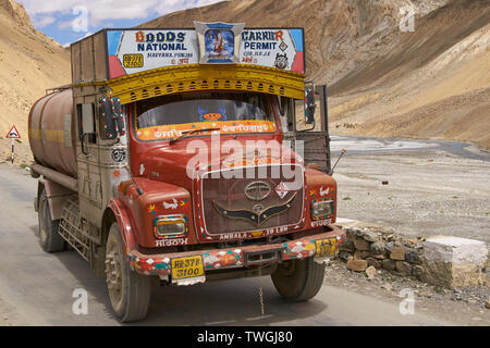 Colorato navi cisterna per il trasporto di carburante e camion su strada di montagna tra Manali e Leh in Ladakh, India. Foto Stock