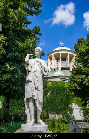 Sculptue di Diana von Gabii. Uno da un gruppo di cinque statue di marmo nel castello superiore giardino accanto alla costruzione di arte di Stoccarda. Creato in un Foto Stock