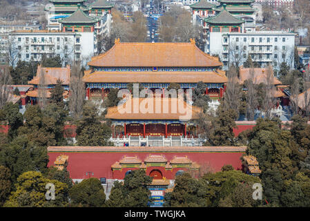 Palazzo Shouhuang visto dal padiglione dell'eterna primavera Padiglione nel Parco Jingshan a Pechino in Cina Foto Stock