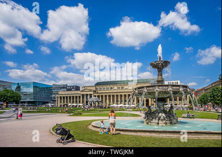 Fontana a piazza Schloßpark Stuttgart con Königsbau, che era una volta la sala da concerto e sala da ballo, è oggi un prestigioso edificio retail, Stuttga Foto Stock