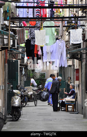 Una stretta strada posteriore in un hutong Shanghai Foto Stock