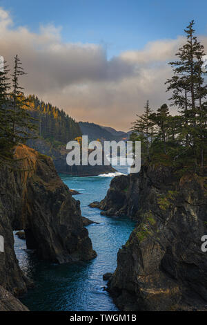 Sunrise a Samuel Boardman membro Scenic corridoio. Uno stato lineare Park nel sud-ovest Oregon, negli Stati Uniti. Si tratta di 12 miglia (19 km) lungo e th Foto Stock