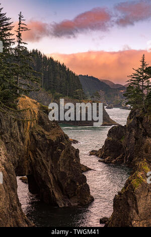 Sunrise a Samuel Boardman membro Scenic corridoio. Uno stato lineare Park nel sud-ovest Oregon, negli Stati Uniti. Si tratta di 12 miglia (19 km) lungo e th Foto Stock