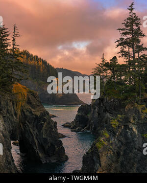 Sunrise a Samuel Boardman membro Scenic corridoio. Uno stato lineare Park nel sud-ovest Oregon, negli Stati Uniti. Si tratta di 12 miglia (19 km) lungo e th Foto Stock