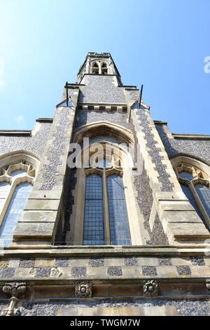 Vista da vicino ad una finestra di un ex anglicani chiesa della Santa Trinità nel centro di Brighton effettivamente una galleria d'arte contemporanea chiamati Fabrica. Foto Stock