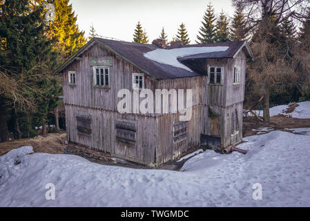 Abbandonato guesthouse in legno su Wielka Sowa (grande gufo) montare in parco paesaggistico di sanguinose Sowie (Owl montagne) gamma in Central Sudetes, Polonia Foto Stock