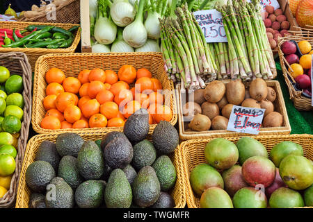 Avocadi Manghi e altri tipi di frutta e verdura per la vendita su un mercato Foto Stock