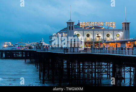 Brighton Palace Pier di notte con pier segno illuminata Foto Stock