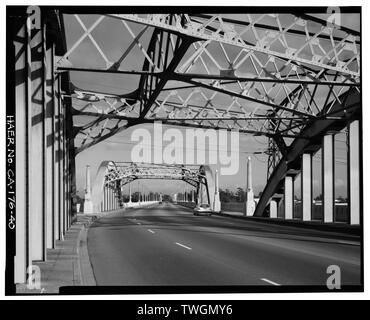 Letto stradale e gli archi e di dettaglio, rivolta a est. - Sesto Street Bridge Spanning 101 Freeway a Sesto Street, Los Angeles, nella contea di Los Angeles, CA Foto Stock