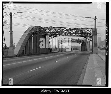 Letto stradale e gli archi e di dettaglio, rivolta ad ovest. - Sesto Street Bridge Spanning 101 Freeway a Sesto Street, Los Angeles, nella contea di Los Angeles, CA Foto Stock