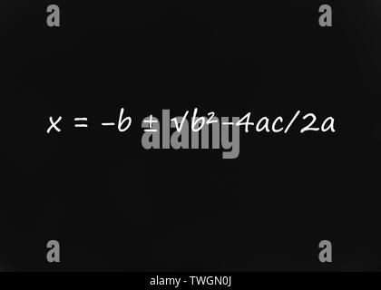 Formula quadratica scritta sulla lavagna Foto Stock