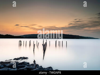Tramonto sul Salen Molo Vecchio e il suono di Mull, Isle of Mull, Ebridi, Scozia Foto Stock