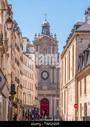 Parigi, Francia - 2 Giugno 2019: la facciata della chiesa di Saint Paul e la strada di Le Marais Foto Stock