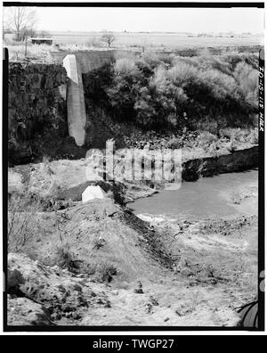 ROCK CREEK sifone linea bassa CANAL, Twin Falls County, a sud di KIMBERLY IDAHO; vista ovest del sifone attraversando il Rock Creek. - Milner diga e del canale principale- Twin Falls Canal Company, sul fiume Snake, 11 miglia ad ovest della città di Burley, Idaho, Twin Falls, Twin Falls County, ID Foto Stock