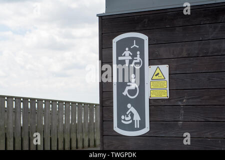 Southend on sea, Regno Unito, 2019-05-28. ,Strutturato in legno wc pubblico area, con la segnaletica indicante baby changing e accesso per disabili Foto Stock