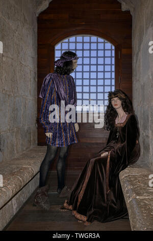 Interno dell'Omaggio torre del castello di Peñafiel e la ricreazione del corteo in costumi del tempo, Valladolid, Spagna Foto Stock