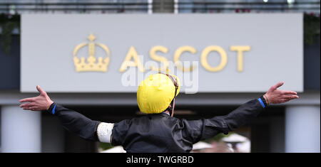 Ascot Racecourse, Ascot, Regno Unito. Xx Giugno, 2019. Royal Ascot Horse Racing; gara 4, Gold Cup; Frankie Dettori festeggia dopo aver vinto il Gold Cup Credito: Azione Sport Plus/Alamy Live News Foto Stock