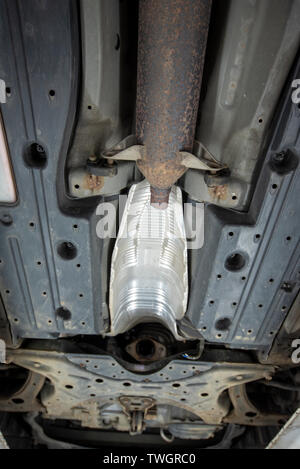 La Toyota Prius, rubato il convertitore catalitico. Vittima di un furto di sistema di scarico. Meccanica pozzetto di ispezione, che mostra la posizione dei componenti danneggiati. Foto Stock