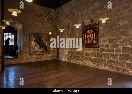 Interno dell'Omaggio torre del castello di Peñafiel e la ricreazione del corteo in costumi del tempo, Valladolid, Spagna Foto Stock