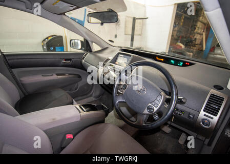 La Toyota Prius, rubato il convertitore catalitico. All'interno del veicolo. Foto Stock