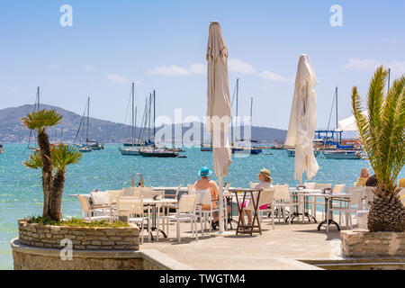 MALLORCA, Spagna - 6 Maggio 2019: ristorante sul mare in Port de Pollenca (Puerto Pollensa) di Mallorca. Spagna Foto Stock