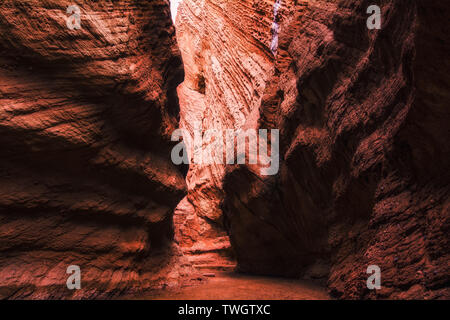 Scenario del misterioso Grand Canyon in Kuqa Tianshan, Xinjiang Foto Stock