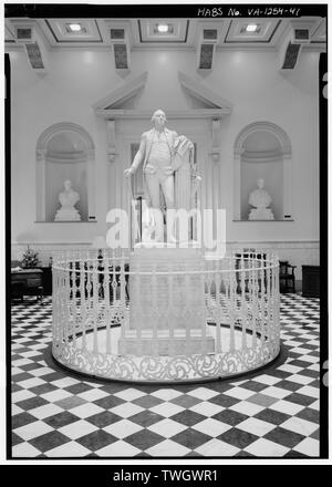 Rotonda, VISTA LATERALE DI HOUDON Statua di George Washington, guardando verso nord-ovest - Virginia State Capitol, banca e decimo strade, Piazza del Campidoglio, Richmond, Città indipendente, VA; Jefferson, Thomas; Noland e Baskervill; Frey e Chesterman; Peebles; Schwan, Lynda, trasmettitore; prezzo, Virginia B, trasmettitore; prezzo, Virginia B, trasmettitore Foto Stock